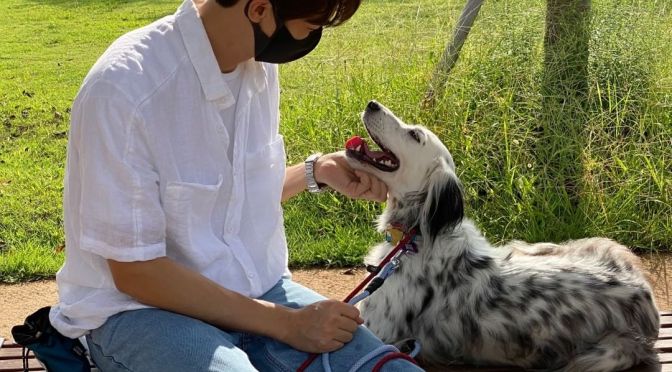 Rita, a dog rescued from the shut down private shelter Aerinwon, has become a family with Yoo Yeon Seok 💗